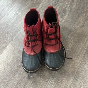 Sorel boots red and black 8.5. Fit is small.